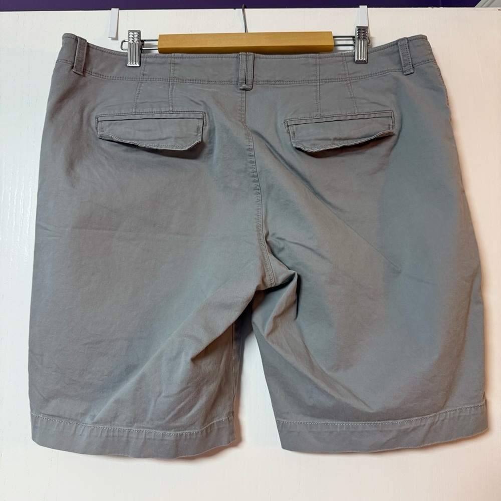 Women’s Old Navy 11” Inseam Shorts - Picture 2 of 3
